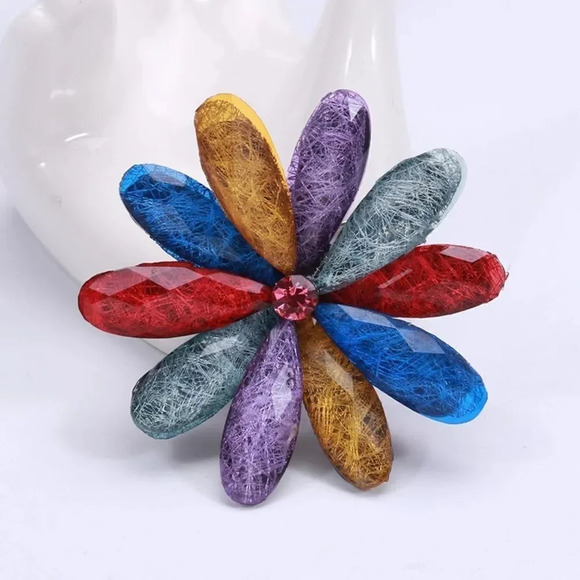 VQ Flower Brooch - Picture 5 of 9